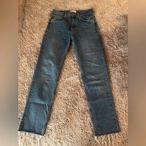 high rise blue jean w/stretchy fabric (size us 4)
